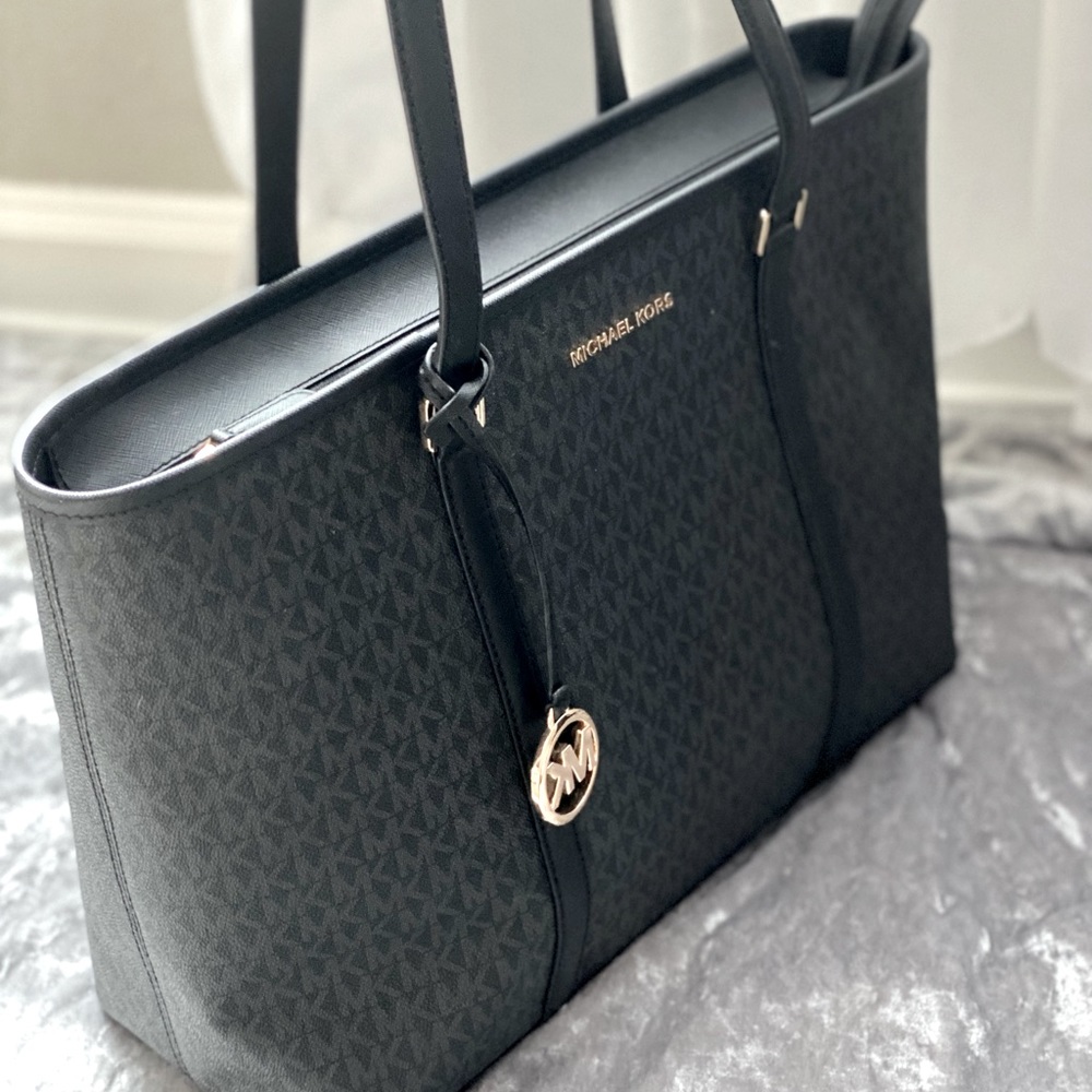 ⭐️CLOSET CLEANOUT!⭐️ The Perfect MK Purse!